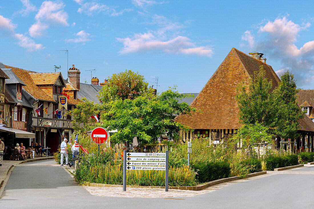 Marktplatz mit Fachwerkhäusern und Fachwerk-Markthalle in Beuvron-en-Auge im Pays d'Auge im Département Calvados in der Region Normandie in Frankreich