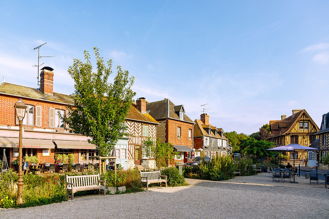 Marktplatz mit Fachwerkhäusern in Beuvron-en-Auge im Pays d'Auge im Département Calvados in der Region Normandie in Frankreich