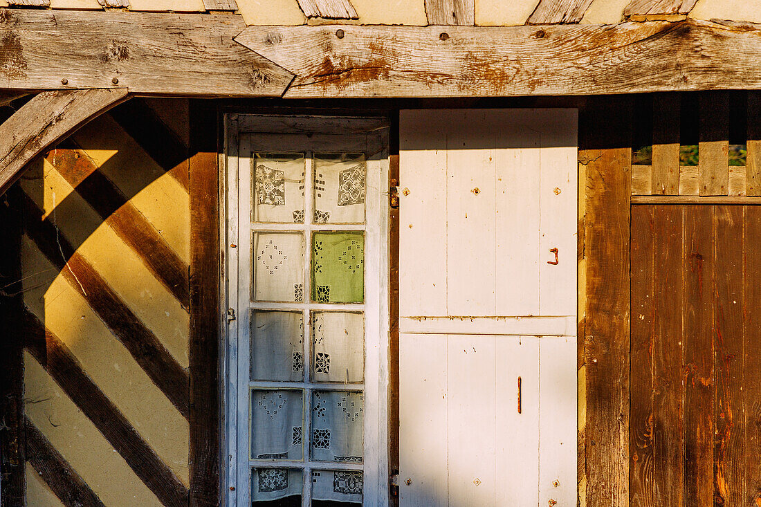 Fachwerkhaus mit Fensterdetail in Beuvron-en-Auge im Pays d'Auge im Département Calvados in der Region Normandie in Frankreich