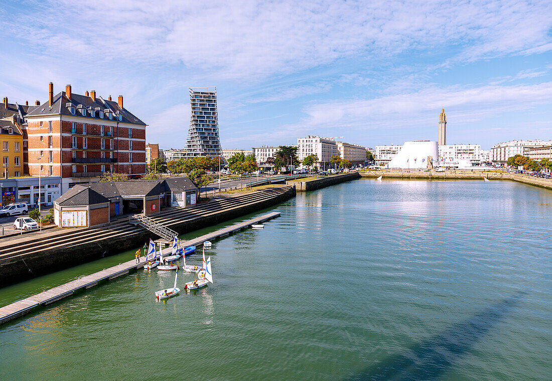 Bassin du Commerce, Alta Tower, Kulturzentrum Espace Oscar Niemeyer mit ›Grand Volcan‹ (Großer Vulkan) und ›Petit Volcan‹ (Kleiner Vulkan) und Kirche Saint-Joseph in Le Havre an der Alabasterküste (Côte d'Albatre, Cote d'Albatre) im Département Seine-Maritime in der Region Normandie in Frankreich