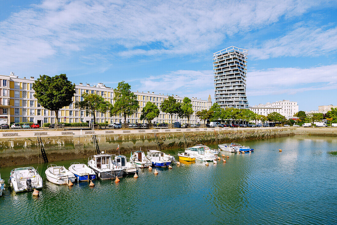 Bassin du Roy mit Blick auf Wohnblöcke von Auguste Perret und gedrehten Alta Tower in Le Havre an der Alabasterküste (Côte d'Albatre, Cote d'Albatre) im Département Seine-Maritime in der Region Normandie in Frankreich