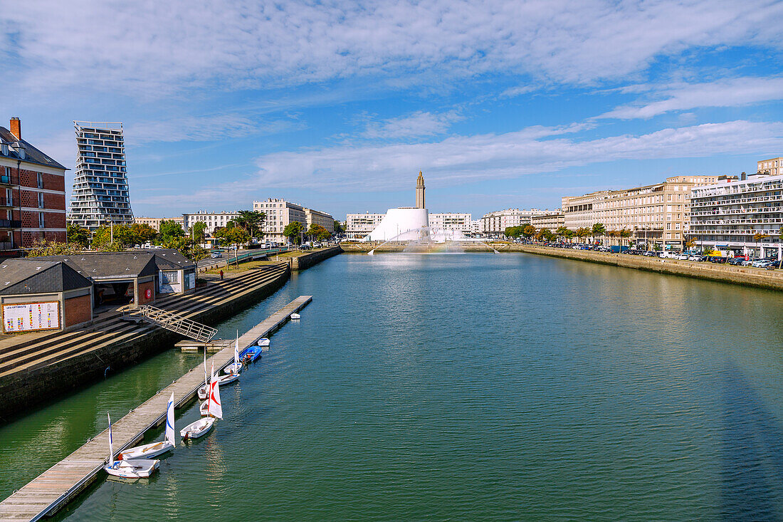 Bassin du Commerce, Alta Tower, Kulturzentrum Espace Oscar Niemeyer mit ›Grand Volcan‹ (Großer Vulkan) und ›Petit Volcan‹ (Kleiner Vulkan), Kirche Saint-Joseph, Wohnblöcke von Auguste Perret in Le Havre an der Alabasterküste (Côte d'Albatre, Cote d'Albatre) im Département Seine-Maritime in der Region Normandie in Frankreich