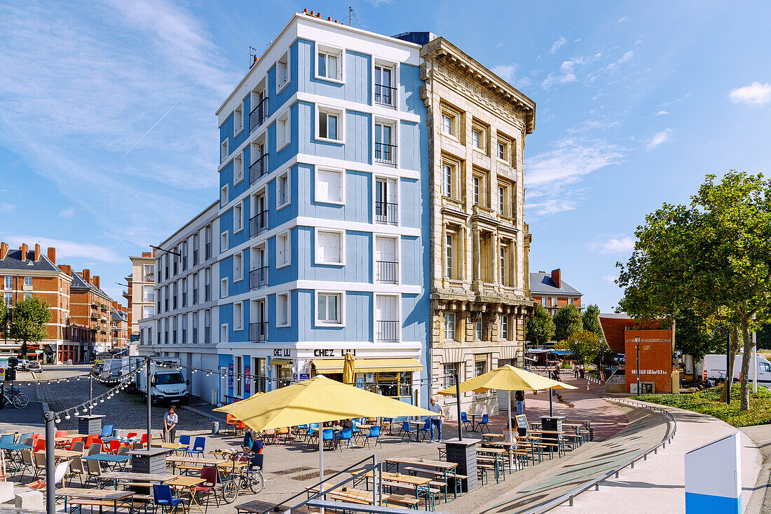  Quai de L&#39;&#39;Île with Maison de l&#39;Armateur and Café Chez Lili and Marché aux Poissons fish market in Le Havre on the Alabaster Coast (Côte d&#39;Albatre, Cote d&#39;Albatre) in the Seine-Maritime department in the Normandy region of France 