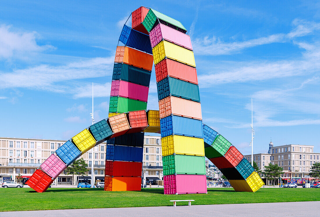  Quai Southampton with residential buildings by Auguste Perret and container arches ›Catène de Containers‹ by Vincent Ganivet, which were created in 2017 for the 500th anniversary of the city as part of the cultural programme ›Un Été au Havre‹, in Le Havre on the Alabaster Coast (Côte d&#39;Albatre, Cote d&#39;Albatre) in the Seine-Maritime department in the Normandy region of France 