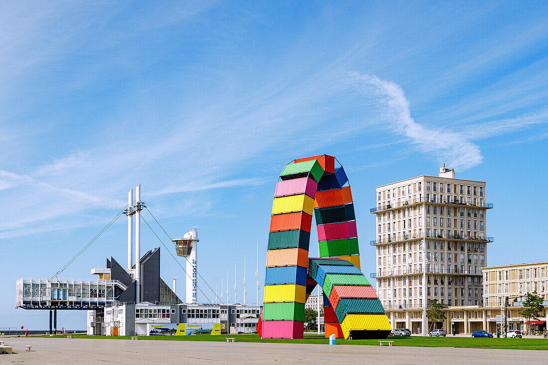  Quai Southampton with residential buildings by Auguste Perret and container arches ›Catène de Containers‹ by Vincent Ganivet, which were created in 2017 for the 500th anniversary of the city as part of the cultural program ›Un Été au Havre‹, and view of the port control tower Sémaphore (Semaphore) in Le Havre on the Alabaster Coast (Côte d&#39;Albatre, Cote d&#39;Albatre) in the Seine-Maritime department in the Normandy region of France 