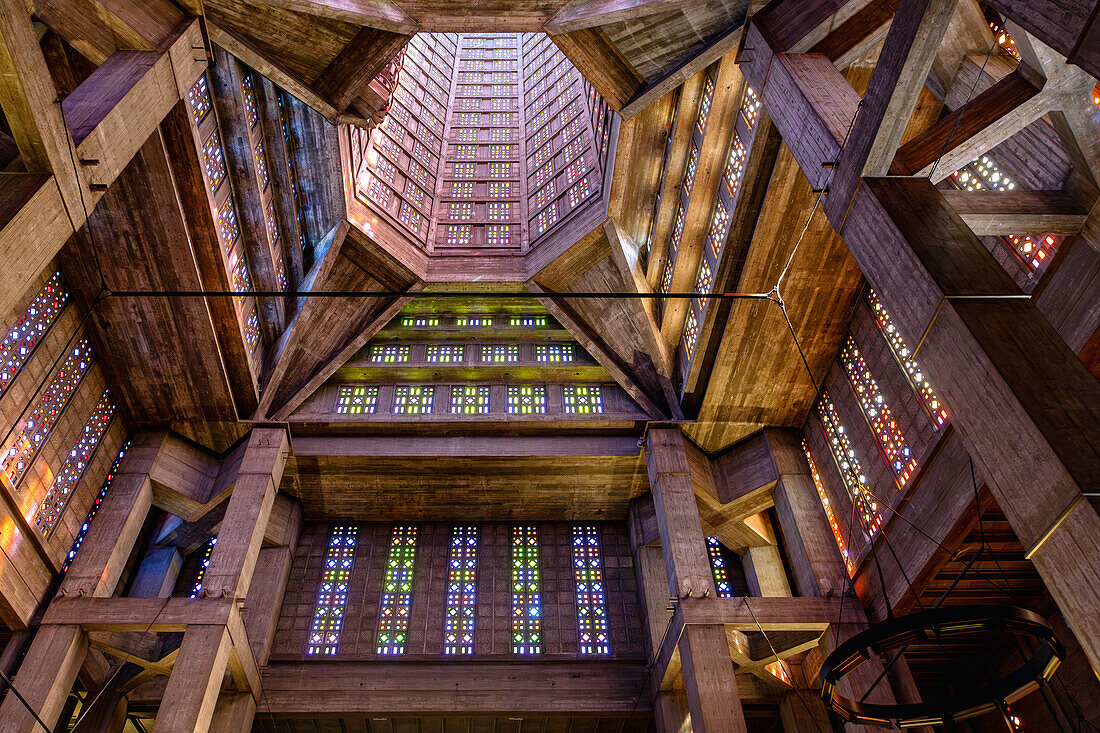 Innenraum der Kirche Église Saint-Joseph mit Blick in den Kirchturm von Auguste Perret in Le Havre an der Alabasterküste (Côte d'Albatre, Cote d'Albatre) im Département Seine-Maritime in der Region Normandie in Frankreich