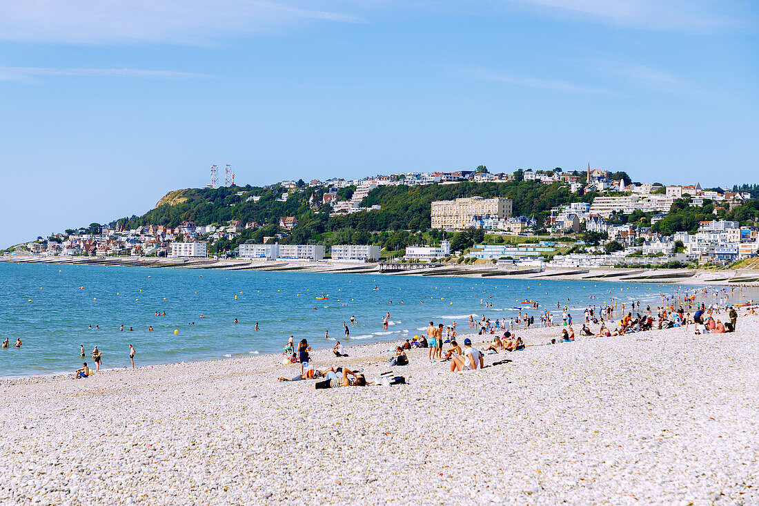  Beach (Plage) of Le Havre overlooking the suburb of Sainte-Adresse on the Alabaster Coast (Côte d&#39;Albatre, Cote d&#39;Albatre) in the Seine-Maritime department in the Normandy region of France 