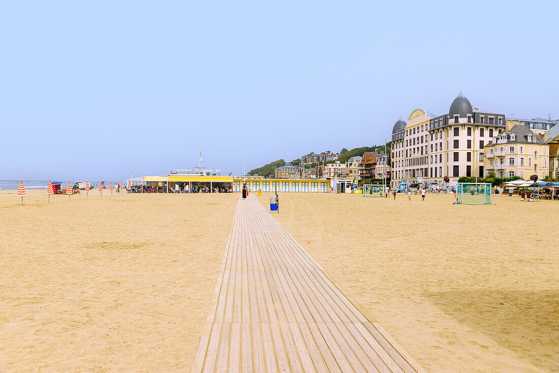  Les Planches beach and promenade in Trouville-sur-Mer (Trouville) on the Flower Coast (Côte Fleurie, Cote Fleurie) in the Calvados department in the Normandy region of France 