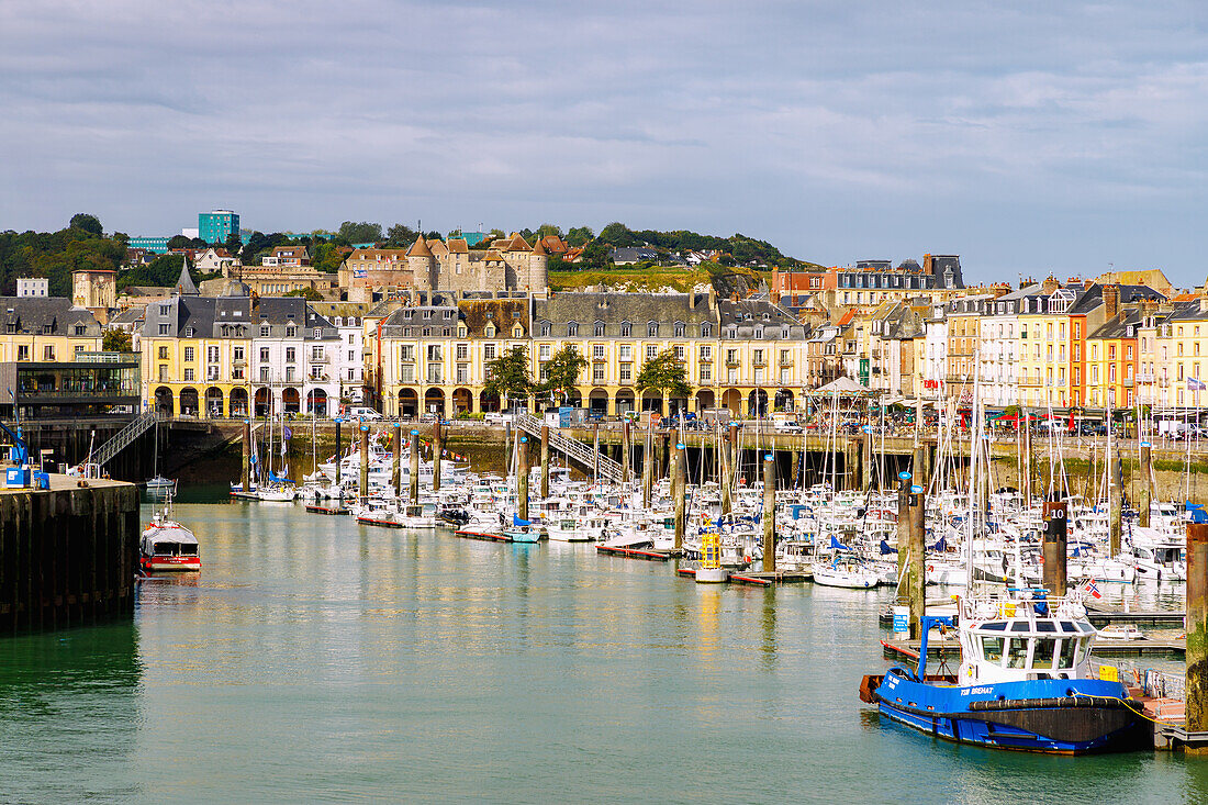  Port Plaisance with a view of the castle (Château de Dieppe) in Dieppe on the Alabaster Coast (Côte d&#39;Albâtre, Cote d&#39;Albatre) in the Seine-Maritime department in the Normandy region of France 