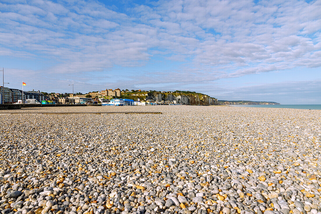  Pebble beach with chalk cliffs and castle in Dieppe (Château de Dieppe) on the Alabaster Coast (Côte d&#39;Albâtre, Cote d&#39;Albatre) in the Seine-Maritime department in the Normandy region of France 