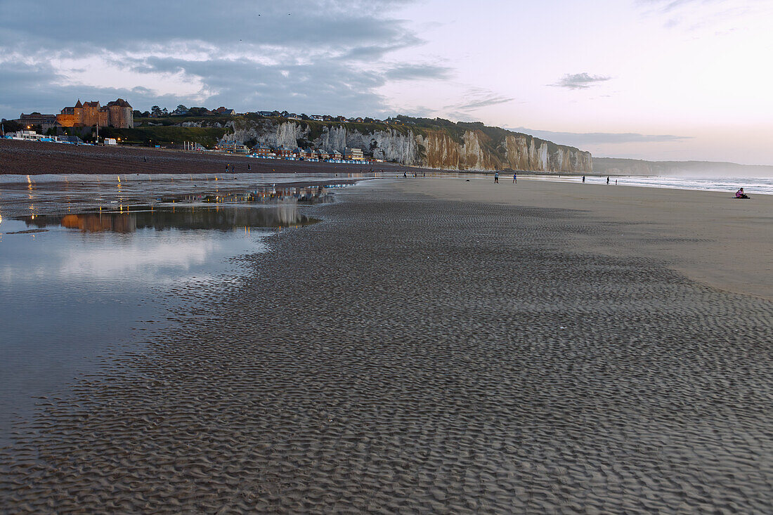  Beach at low tide with chalk cliffs and castle (Château de Dieppe) in Dieppe on the Alabaster Coast (Côte d&#39;Albâtre, Cote d&#39;Albatre) in the Seine-Maritime department in the Normandy region of France 