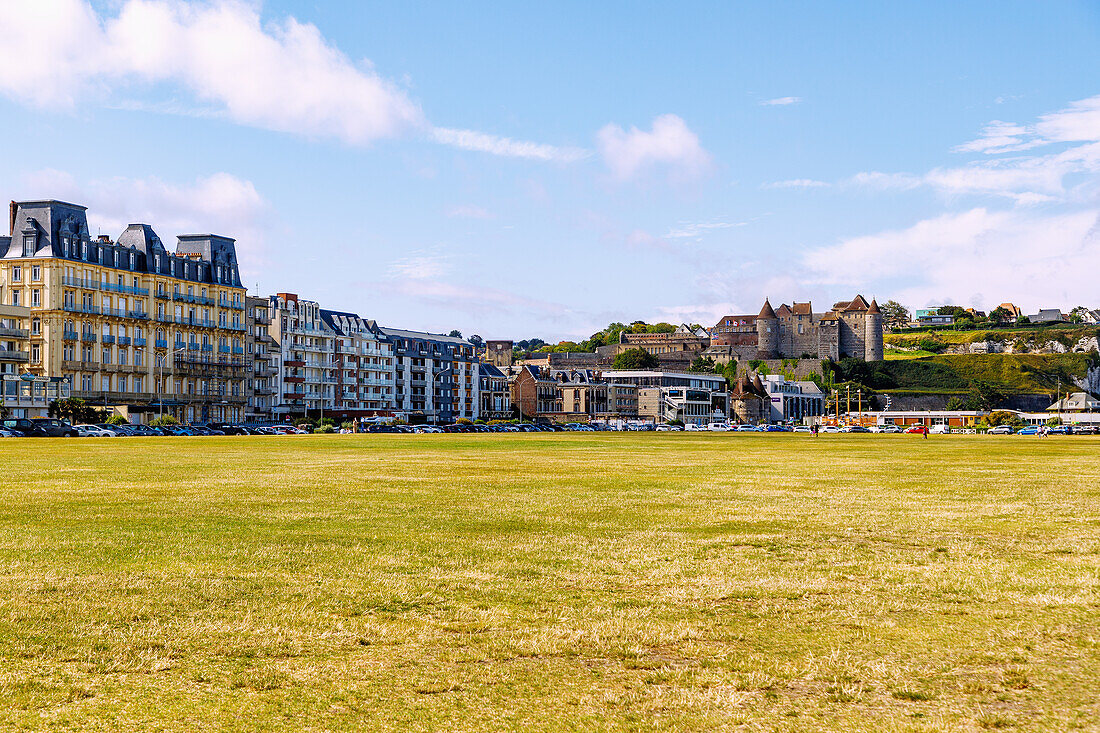  Meadow area on Boulevard Verdun with a view of Hotel Windsor, Casino, old city gate Porte des Tourelles, Centre aquatique and castle (Château de Dieppe) in Dieppe on the Alabaster Coast (Côte d&#39;Albâtre, Cote d&#39;Albatre) in the Seine-Maritime department in the Normandy region of France 