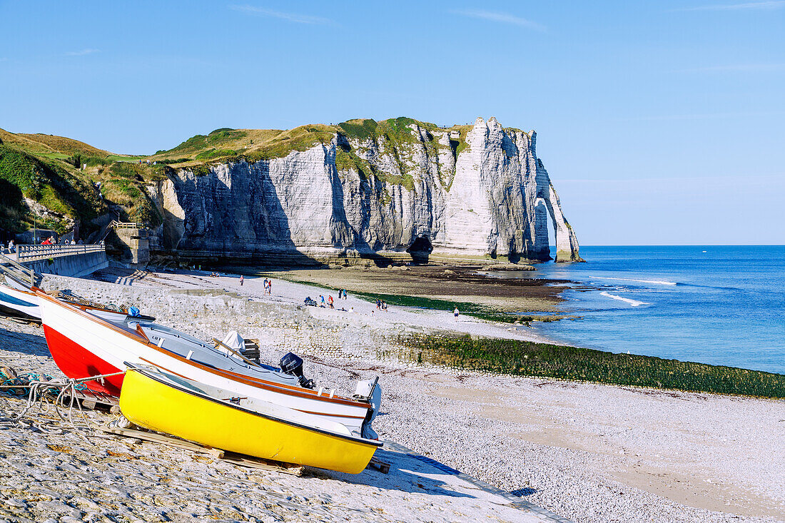 Felsentor La Porte d'Aval bei Ebbe in Etretat (Étretat) an der Alabasterküste (Côte d'Albâtre, Cote d'Albatre) im Département Seine-Maritime in der Region Normandie in Frankreich