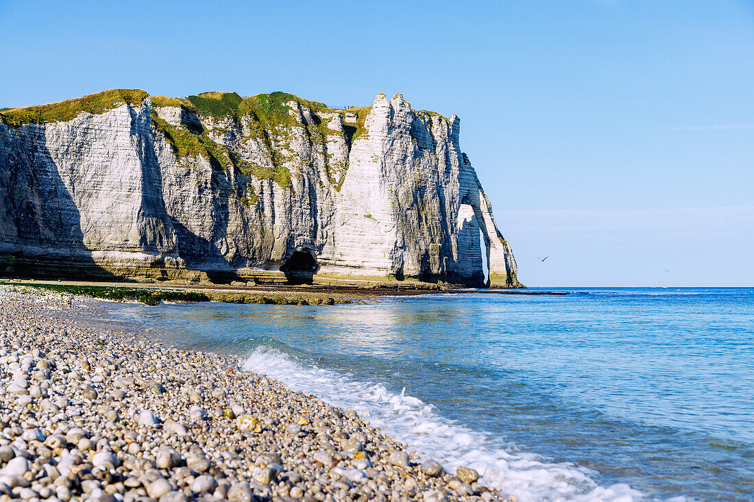 Felsentor La Porte d'Aval bei Ebbe in Etretat (Étretat) an der Alabasterküste (Côte d'Albâtre, Cote d'Albatre) im Département Seine-Maritime in der Region Normandie in Frankreich