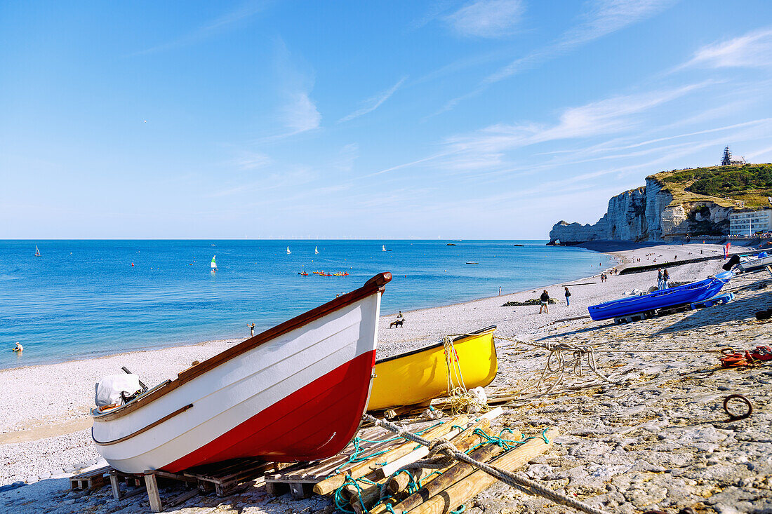 Strand bei Ebbe mit Booten und Felsentor La Falaise d'Amont in Etretat (Étretat) an der Alabasterküste (Côte d'Albâtre, Cote d'Albatre) im Département Seine-Maritime in der Region Normandie in Frankreich