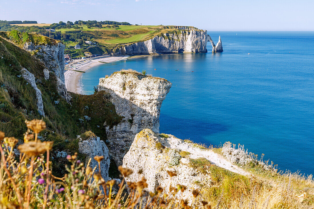  Etretat and chalk cliffs with rock gate La Porte d&#39;Aval and rock needle l&#39;Aiguille at high tide in Etretat (Étretat) on the Alabaster Coast (Côte d&#39;Albâtre, Cote d&#39;Albatre) in the Seine-Maritime department in the Normandy region of France 