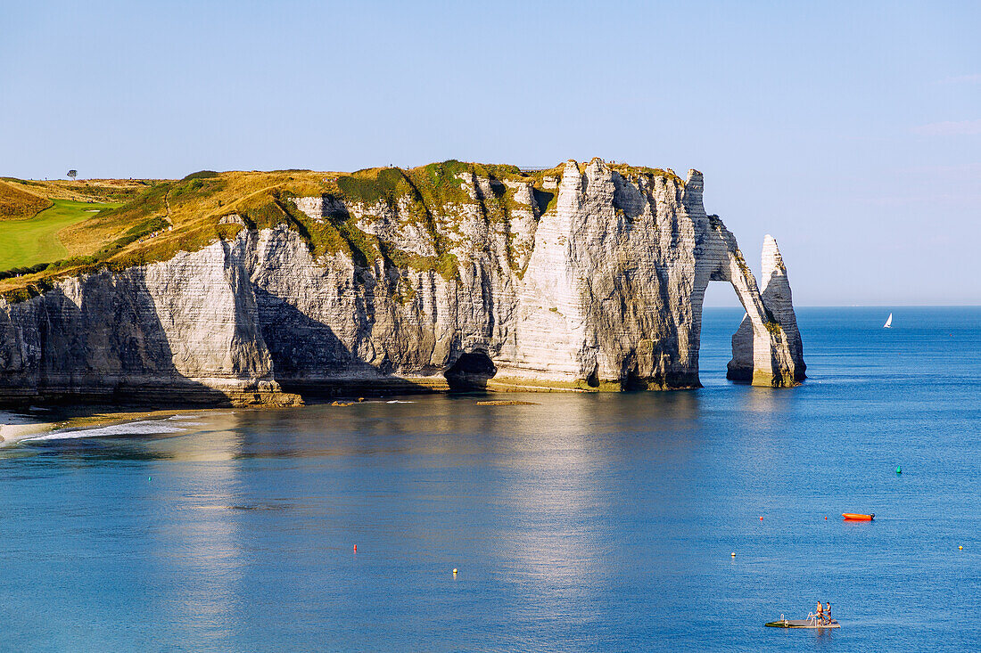 Felsentor La Porte d'Aval und Felsnadel L’Aiguille bei Flut in Etretat (Étretat) an der Alabasterküste (Côte d'Albâtre, Cote d'Albatre) im Département Seine-Maritime in der Region Normandie in Frankreich