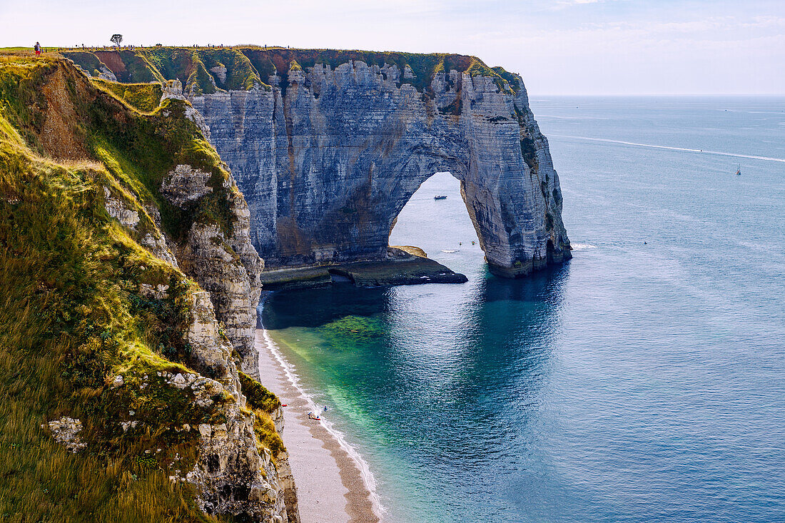 Kreidefelsen mit Felsentor La Manneporte in Etretat (Étretat) bei Flut an der Alabasterküste (Côte d'Albâtre, Cote d'Albatre) im Département Seine-Maritime in der Region Normandie in Frankreich