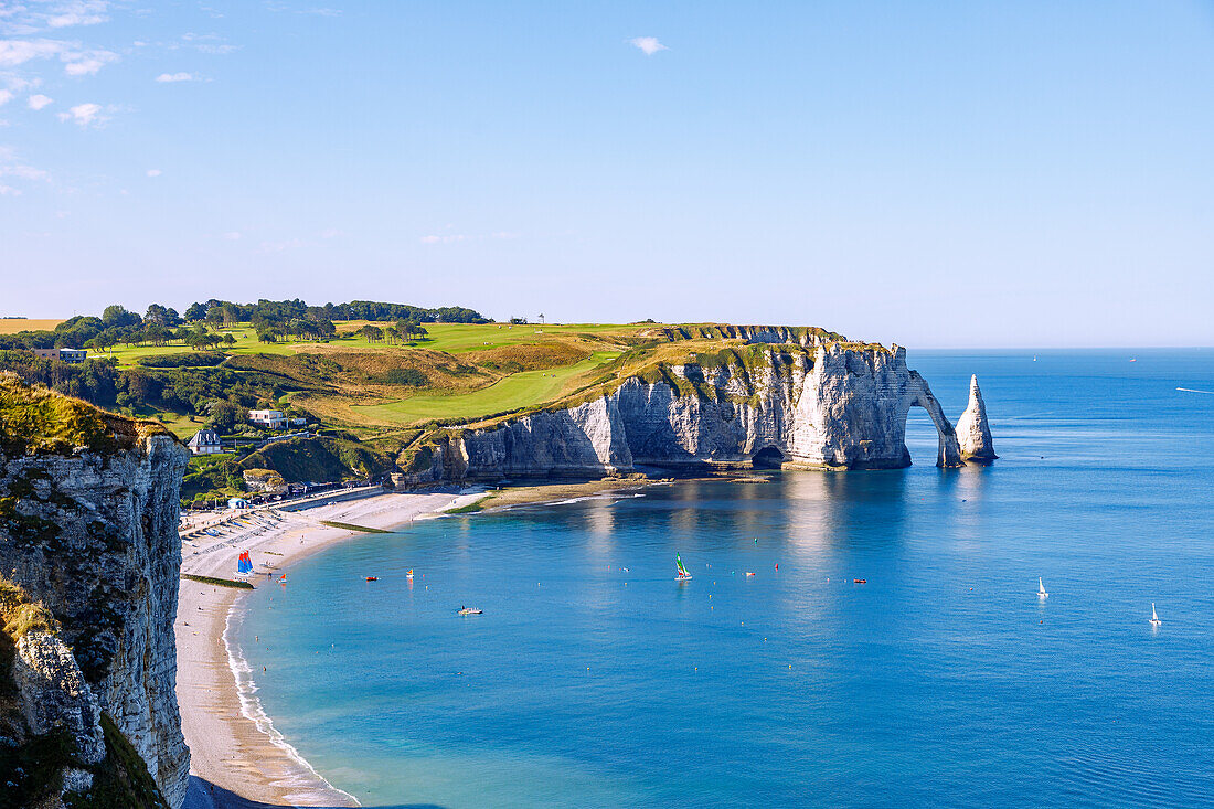 Etretat und Kreidefelsen mit Felsentor La Porte d'Aval und Felsnadel l'Aiguille bei Flut in Etretat (Étretat) an der Alabasterküste (Côte d'Albâtre, Cote d'Albatre) im Département Seine-Maritime in der Region Normandie in Frankreich