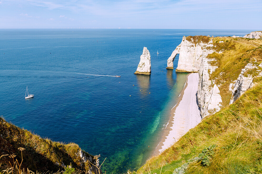 Felsnadel l'Aiguille und Felsentor La Porte d'Aval vom Wanderweg zum Felsentor La Manneport in Etretat (Étretat) an der Alabasterküste (Côte d'Albâtre, Cote d'Albatre) im Département Seine-Maritime in der Region Normandie in Frankreich