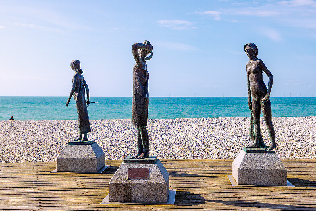 Bronzestatuen von drei Mädchen unter dem Titel "L'heure du bain" von Dominique Denry am Strand in Fécamp (Fecamp) an der Alabasterküste (Côte d'Albâtre, Cote d'Albatre) im Département Seine-Maritime in der Region Normandie in Frankreich