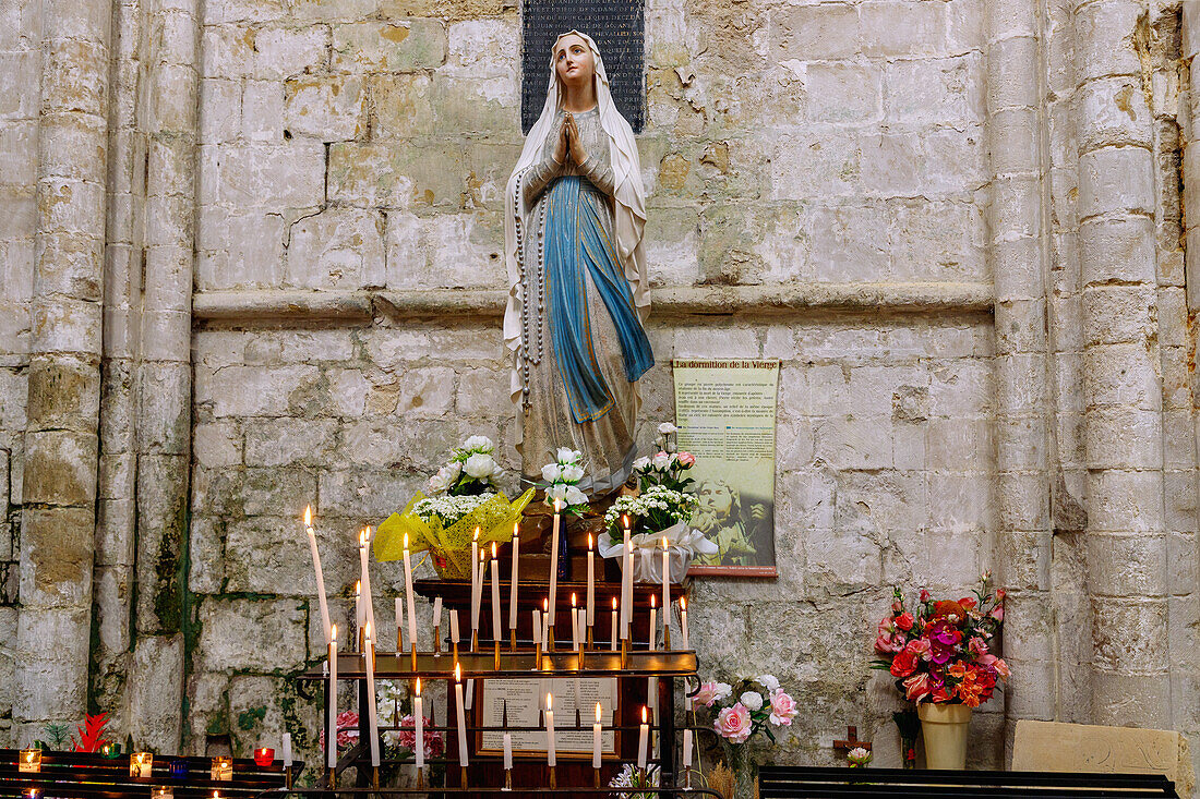 angezündete Opferlicher und Gebetskerzen mit Statue der hl. Jungfrau Maria im Innenraum der Kirche Abbatiale de la Sainte-Trinité (Ste-Trinite) in Fécamp (Fecamp) an der Alabasterküste, (Côte d'Albatre, Cote d'Albatre) in der Normandie in Frankreich