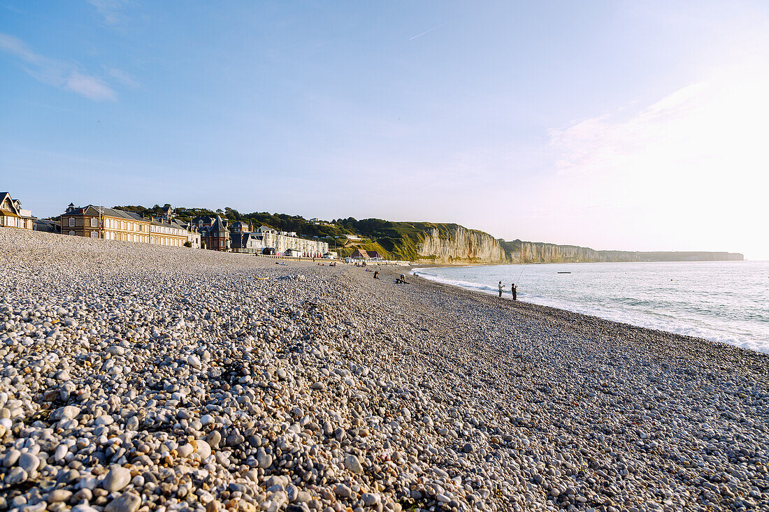  Pebble beach and view of the chalk cliffs at sunset in Fécamp (Fecamp) on the Alabaster Coast (Côte d&#39;Albâtre, Cote d&#39;Albatre) in the Seine-Maritime department in the Normandy region of France 