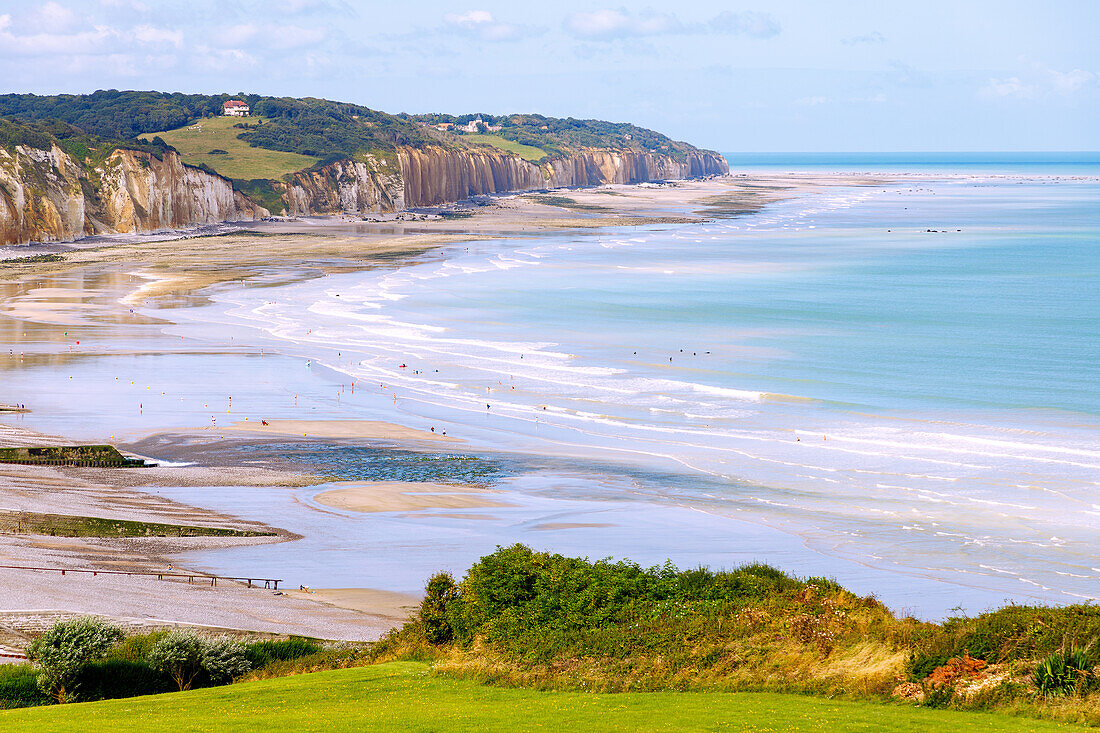  View of the beach of Pourville-sur-Mer at low tide with chalk cliffs on the Alabaster Coast (Côte d&#39;Albâtre, Cote d&#39;Albatre) in the Seine-Maritime department in the Normandy region of France 