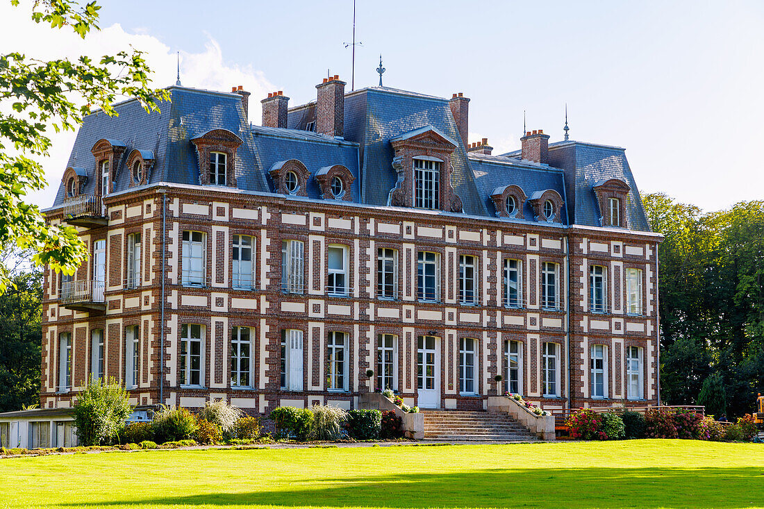  Castle (Château de Varengeville-sur-Mer) in Varengeville-sur-Mer overlooking the Alabaster Coast (Côte d&#39;Albâtre, Cote d&#39;Albatre) in the Seine-Maritime department in the Normandy region of France 