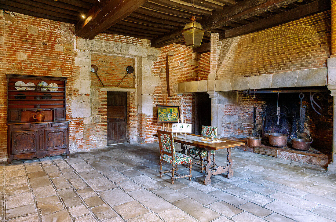  Manoir d&#39;Ango country house, kitchen showroom with historic floor and fireplace, in Varengeville-sur-Mer on the Alabaster Coast (Côte d&#39;Albâtre, Cote d&#39;Albatre) in the Seine-Maritime department in the Normandy region of France 