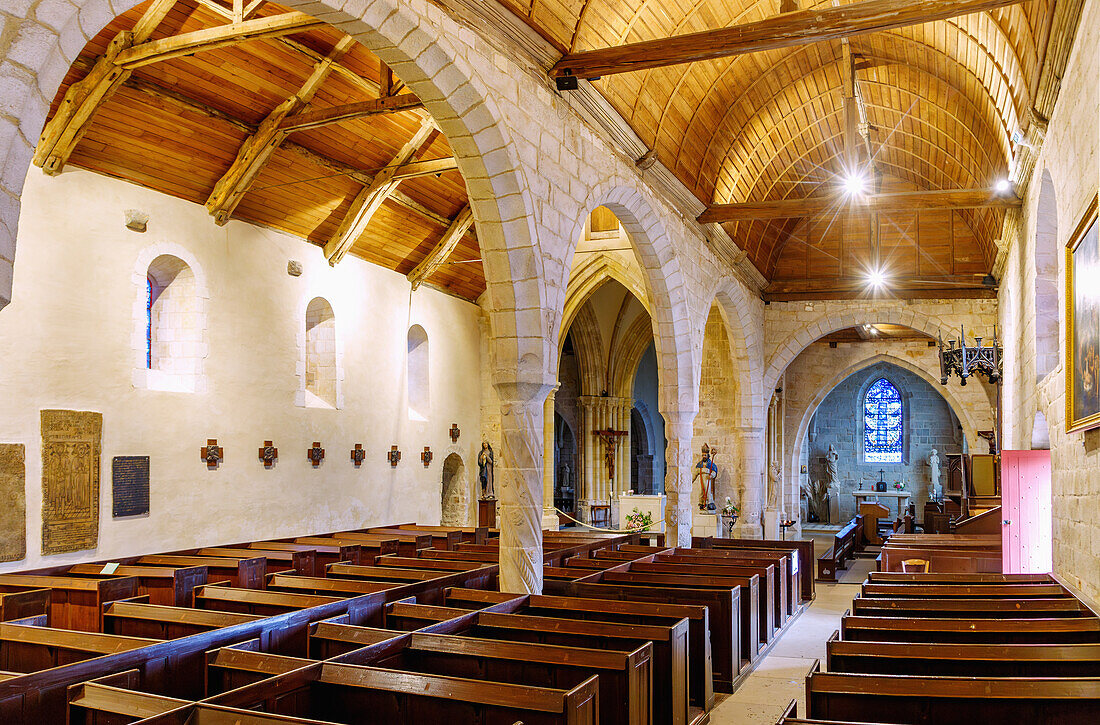 Innenraum der Kirche Eglise Saint Valery (Saint-Valéry) mit Glasfenster von Georges Braque in Varengeville-sur-Mer an der Alabasterküste (Côte d'Albâtre, Cote d'Albatre) im Département Seine-Maritime in der Region Normandie in Frankreich