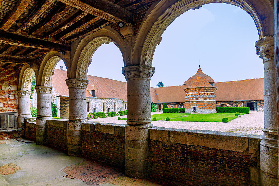  Manoir d&#39;Ango country house with Italian loggia and dovecote (Colombier, Pigeonnier) in Varengeville-sur-Mer on the Alabaster Coast (Côte d&#39;Albâtre, Cote d&#39;Albatre) in the Seine-Maritime department in the Normandy region of France 