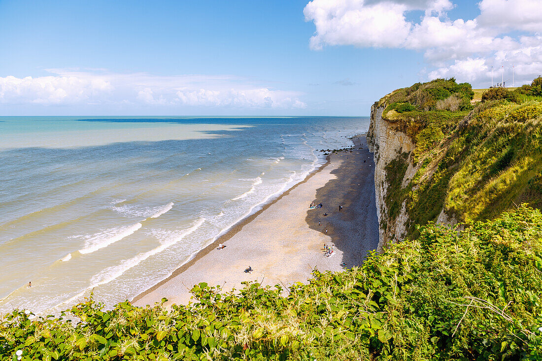  Cliff and pebble beach with view of Memorial du Cerons in Plage-Veules-les-Rose on the Alabaster Coast (Côte d&#39;Albâtre, Cote d&#39;Albatre) in the Seine-Maritime department in the Normandy region of France 