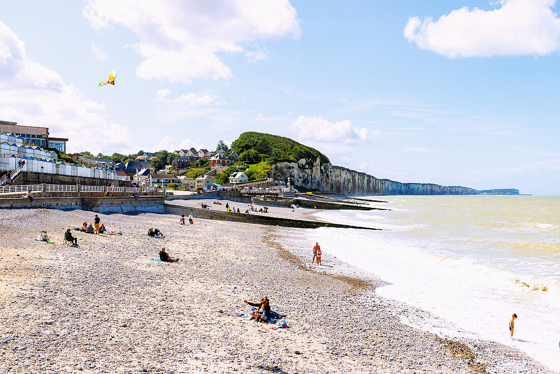  Pebble beach with bathing huts and view of the chalk cliffs on the beach (Plage) of Veules-les-Roses on the Alabaster Coast (Côte d&#39;Albâtre, Cote d&#39;Albatre) in the Seine-Maritime department in the Normandy region of France 