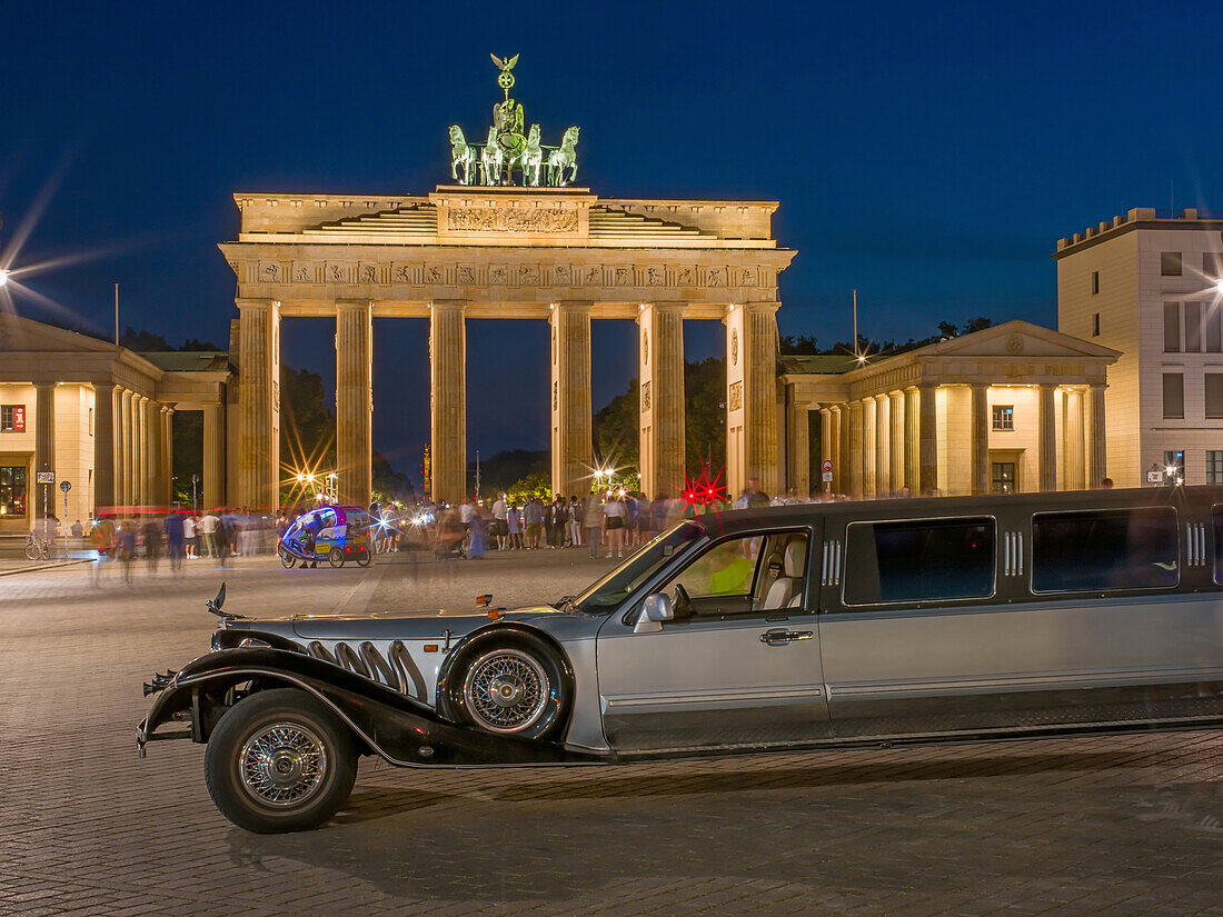 Oldtimer-Stretchlimousine vor dem Brandenburger Tor bei Nacht, Unter den Linden, Berlin-Mitte, Ostberlin, Berlin, Deutschland, Europa