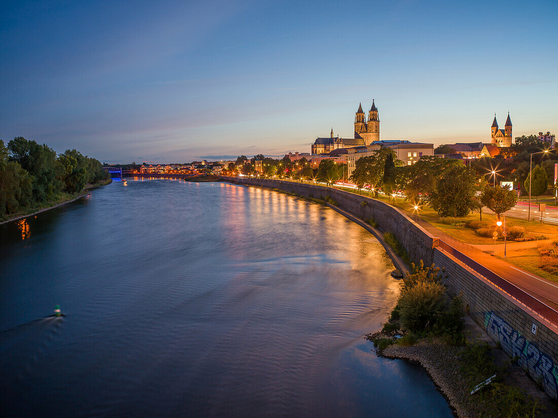 Elbpanorama bei Nacht, Magdeburg, Sachsen-Anhalt, Mitteldeutschland, Deutschland, Europa