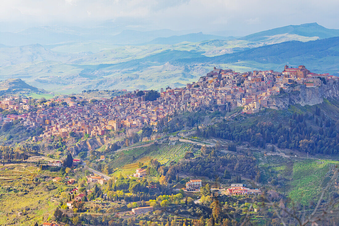  Blick auf das Dorf Calascibetta und Umgebung, Enna, Sizilien, Italien 