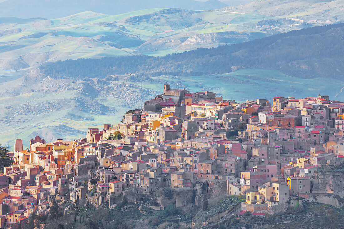  Blick auf das Dorf Calascibetta und Umgebung, Enna, Sizilien, Italien 