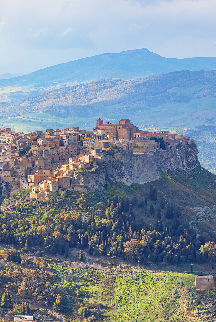  Blick auf das Dorf Calascibetta und Umgebung, Enna, Sizilien, Italien 