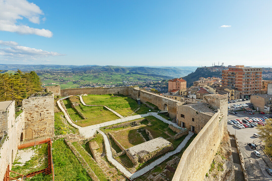  Lombardia Castle und Enna Stadt, Ansicht von oben, Enna, Sizilien, Italien 