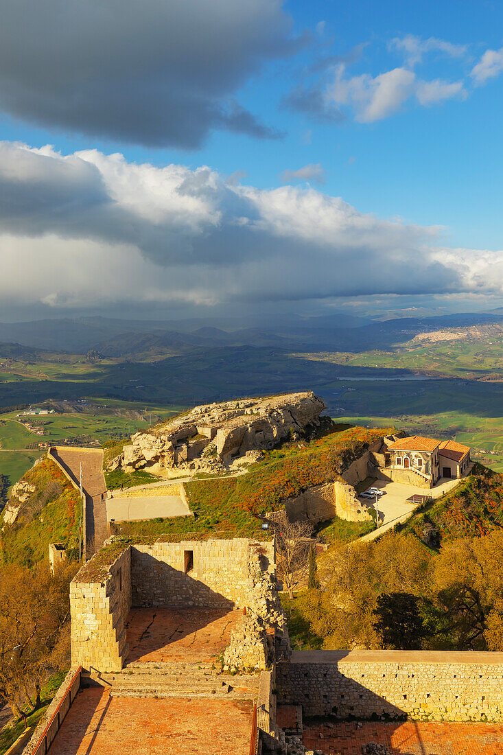  Rocca di Cerere und das umliegende Tal, erhöhte Ansicht, Enna, Sizilien, Italien 