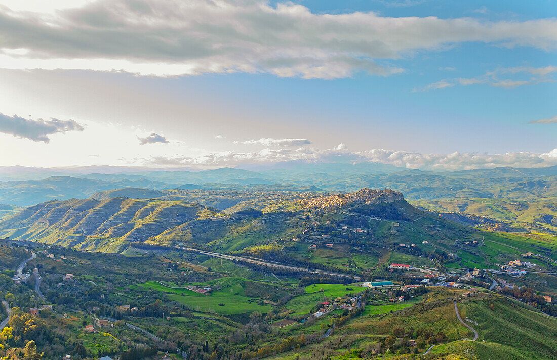  Blick auf das Dorf Calascibetta und Umgebung, Enna, Sizilien, Italien 