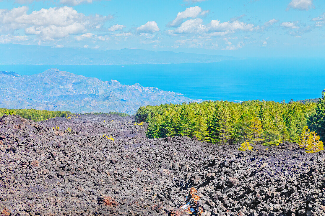  Blick auf Lavafelder und die Ionische Küste in der Ferne, Ätna, Sizilien, Italien 