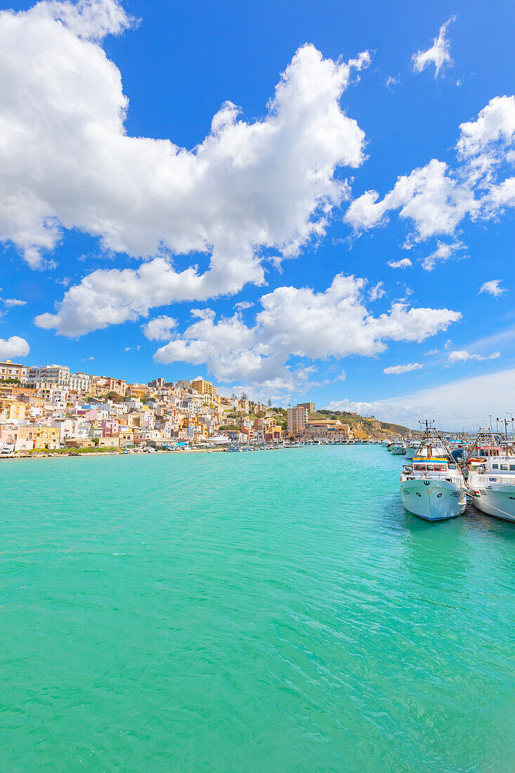 Blick auf den Hafen von Sciacca, Sciacca, Bezirk Agrigento, Sizilien, Italien