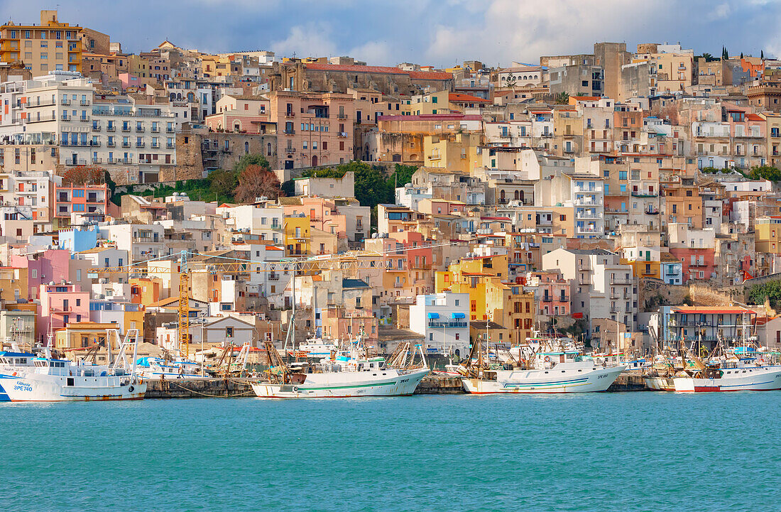  Blick auf den Hafen von Sciacca, Sciacca, Bezirk Agrigento, Sizilien, Italien\n\n 