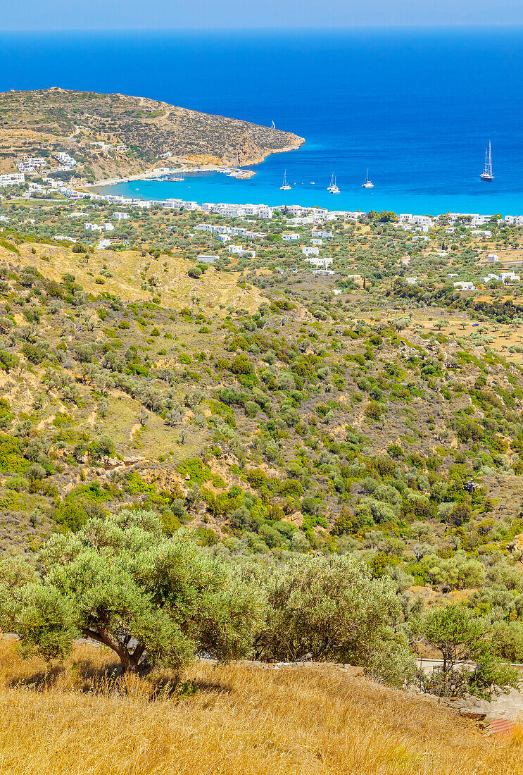  Strand von Platis Gialos, erhöhte Ansicht, Platis Gialos, Insel Sifnos, Kykladen, Griechenland 