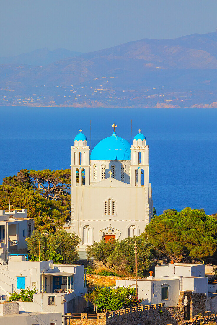  Blick auf die orthodoxe Kirche mit der blauen Kuppel des Dorfes Kato Petali, Apollonia, Insel Sifnos, Kykladen, Griechenland 