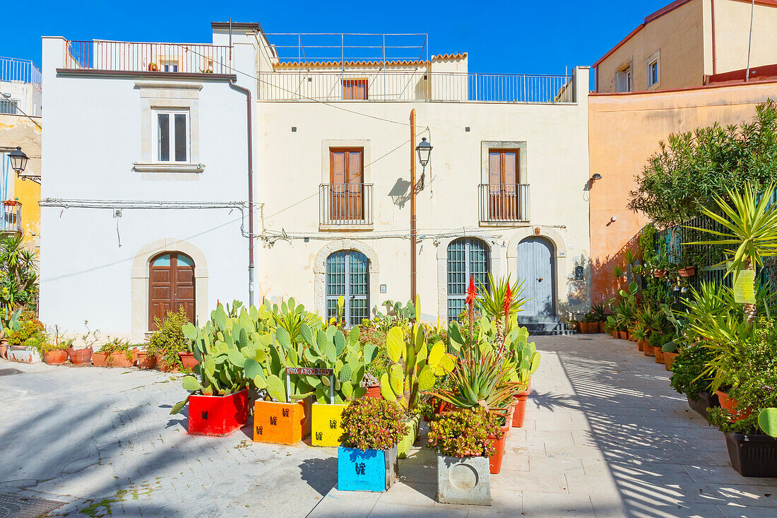  Historisches Viertel Ortygia mit traditionellen Häusern, Ortygia, Syrakus, Sizilien, Italien 