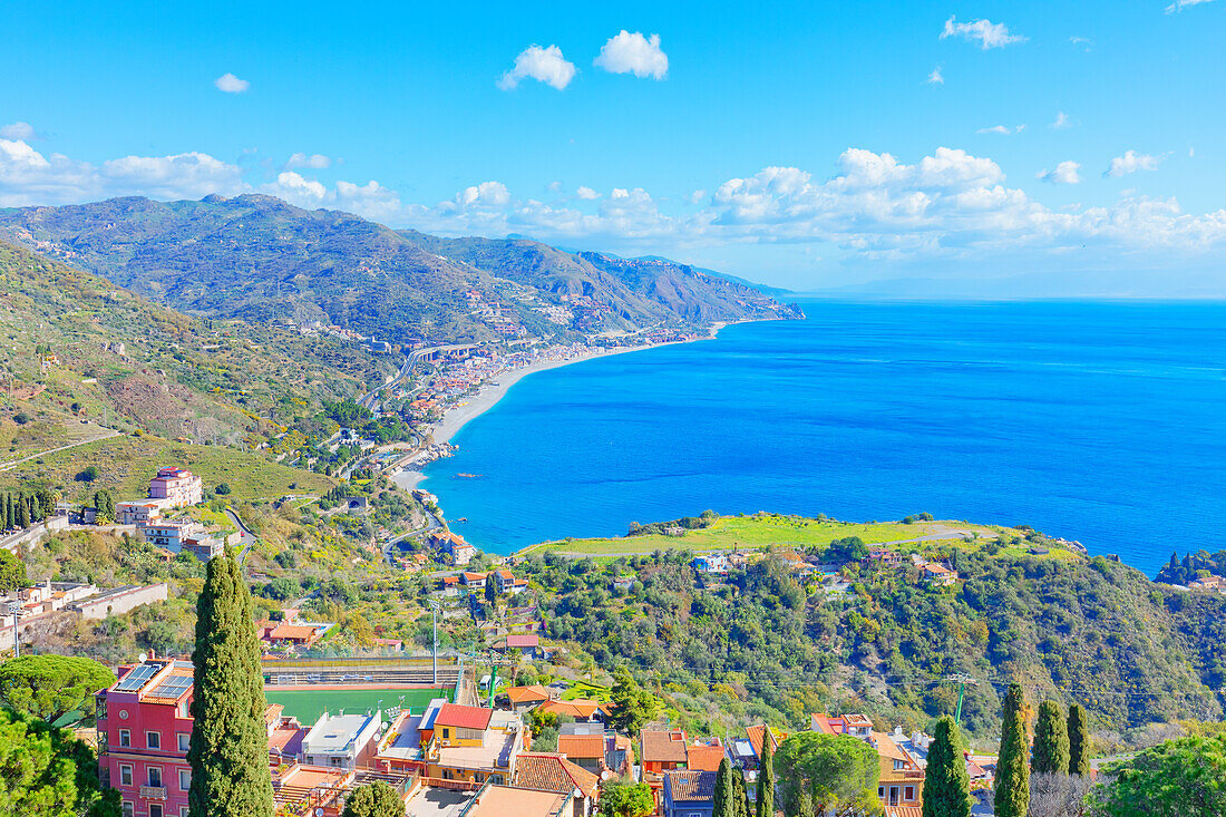  Blick auf die Ionische Küste, Taormina, Sizilien, Italien 