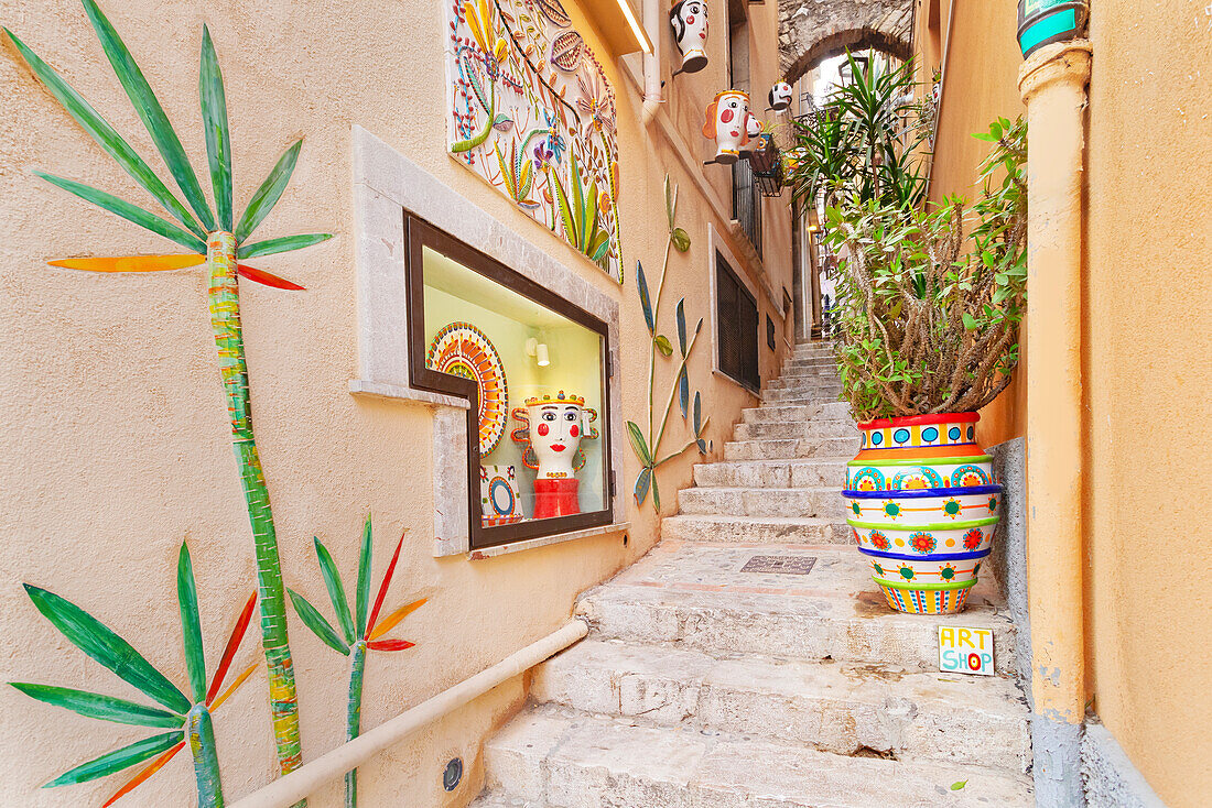 Altstadt, Gasse voller Kunstwerke, Taormina, Sizilien, Italien